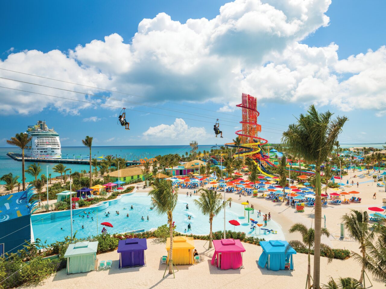Aktiviteter på øyen Perfect Day at CocoCay. Zipline, basseng, vannsklier i bakgrunn og palmer. Foto