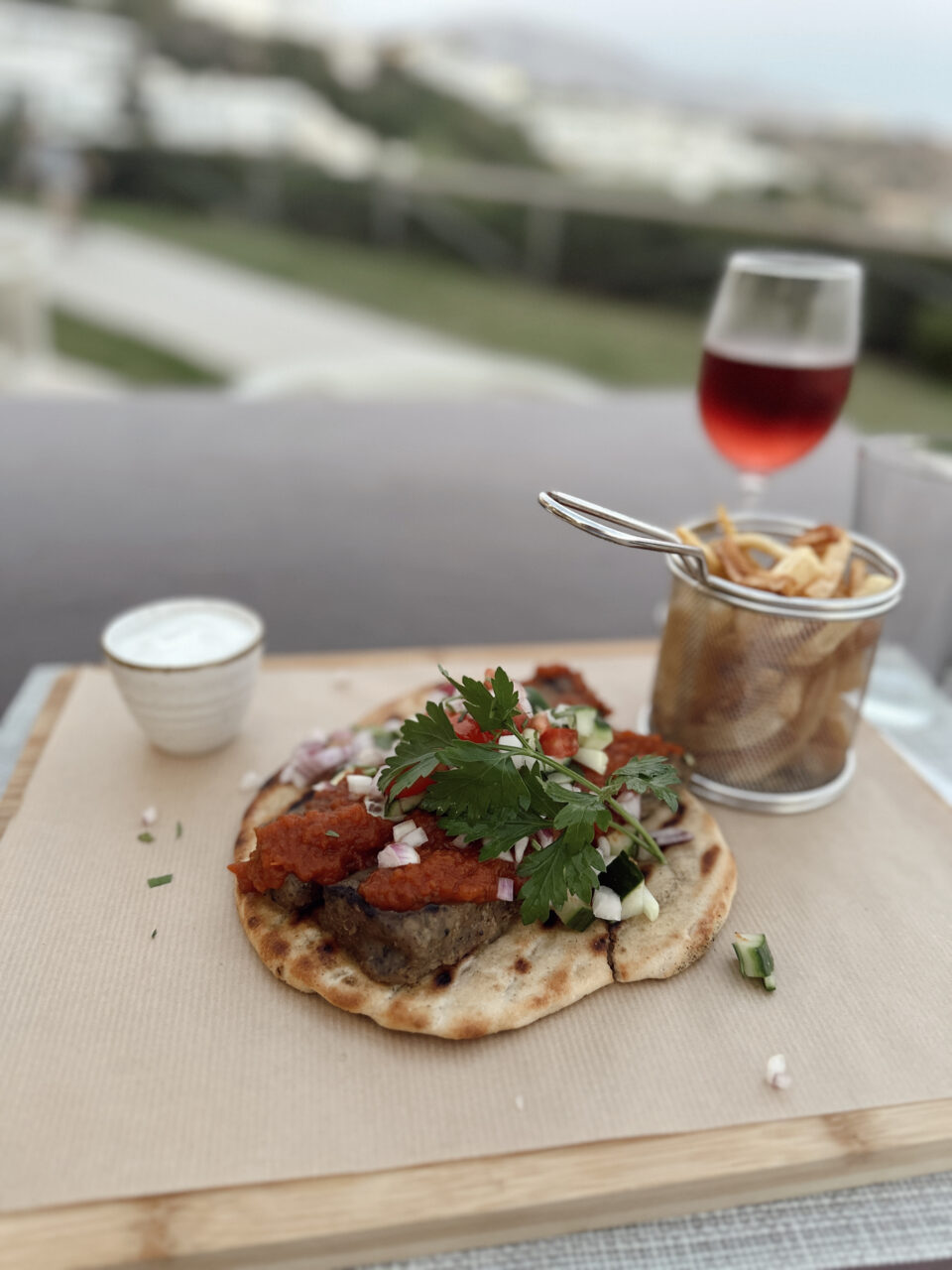 Gyros servert på en fjøl utendørs. Foto