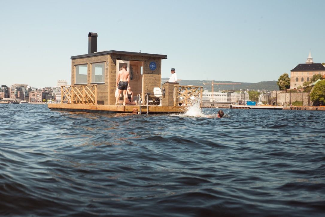 En flytende badstue på havet. Foto