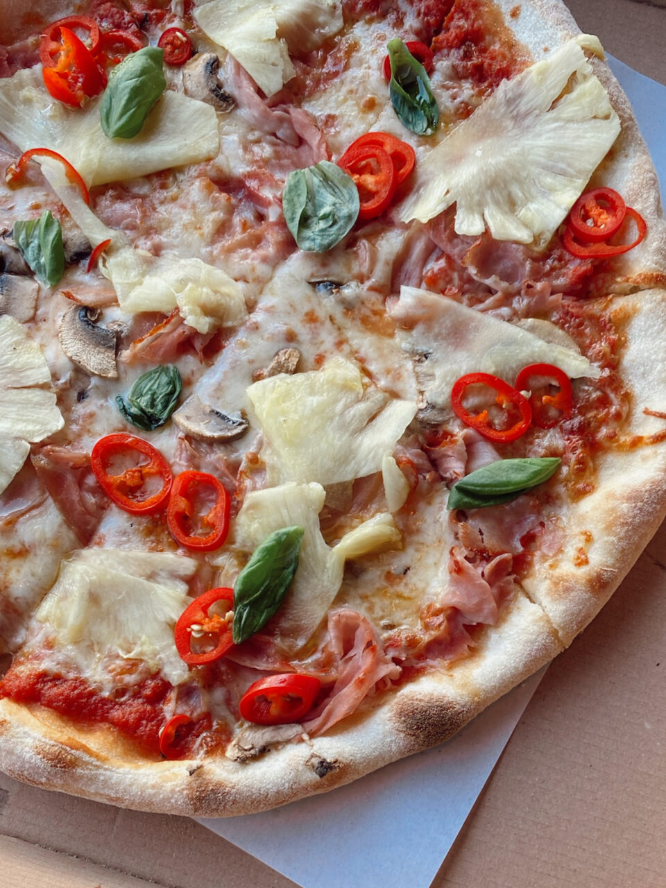 Pizza i en pizzaeske på et bord. Foto