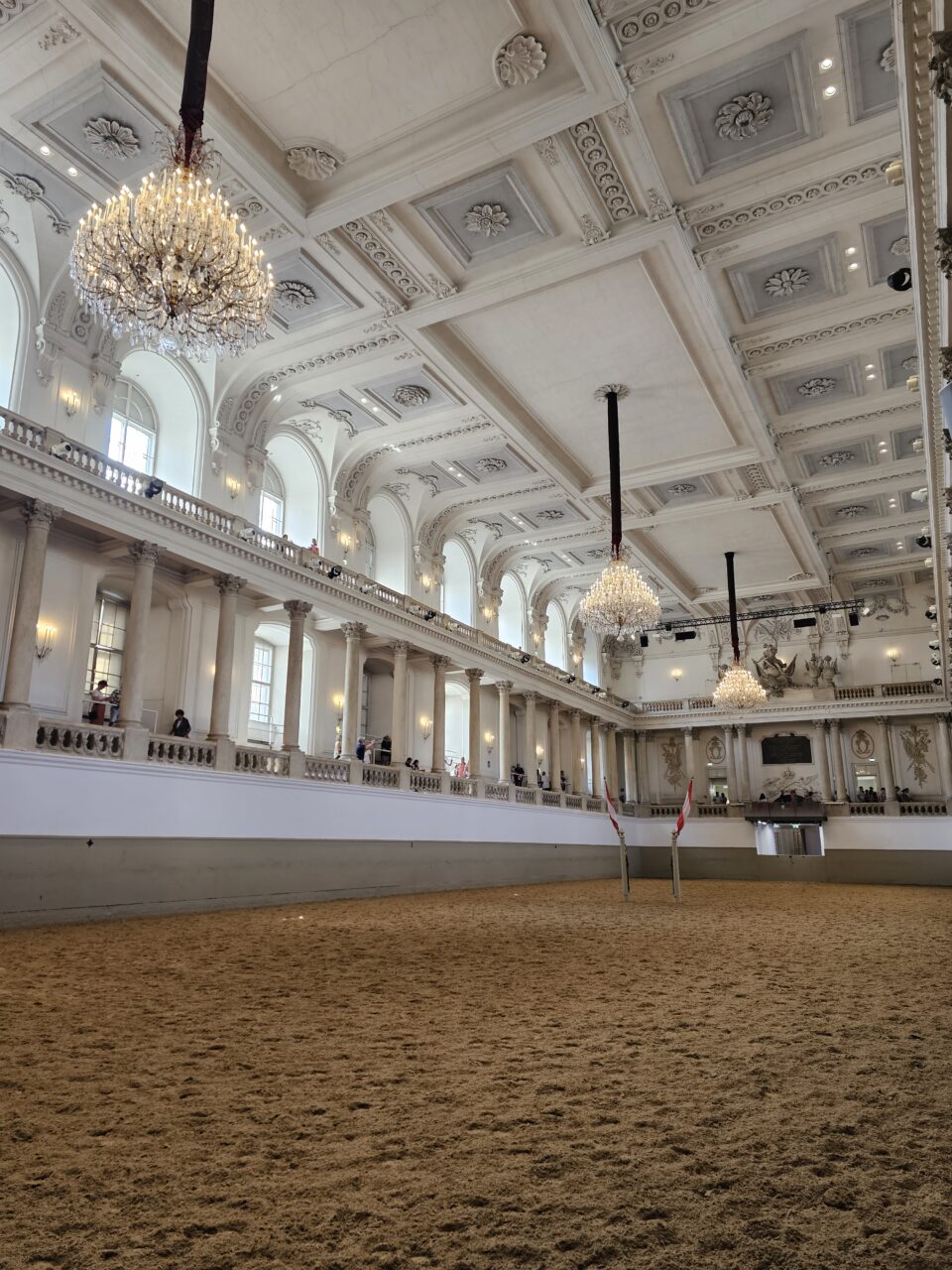 Stor ridesal med lysekroner og vakre utskjæringer. Foto