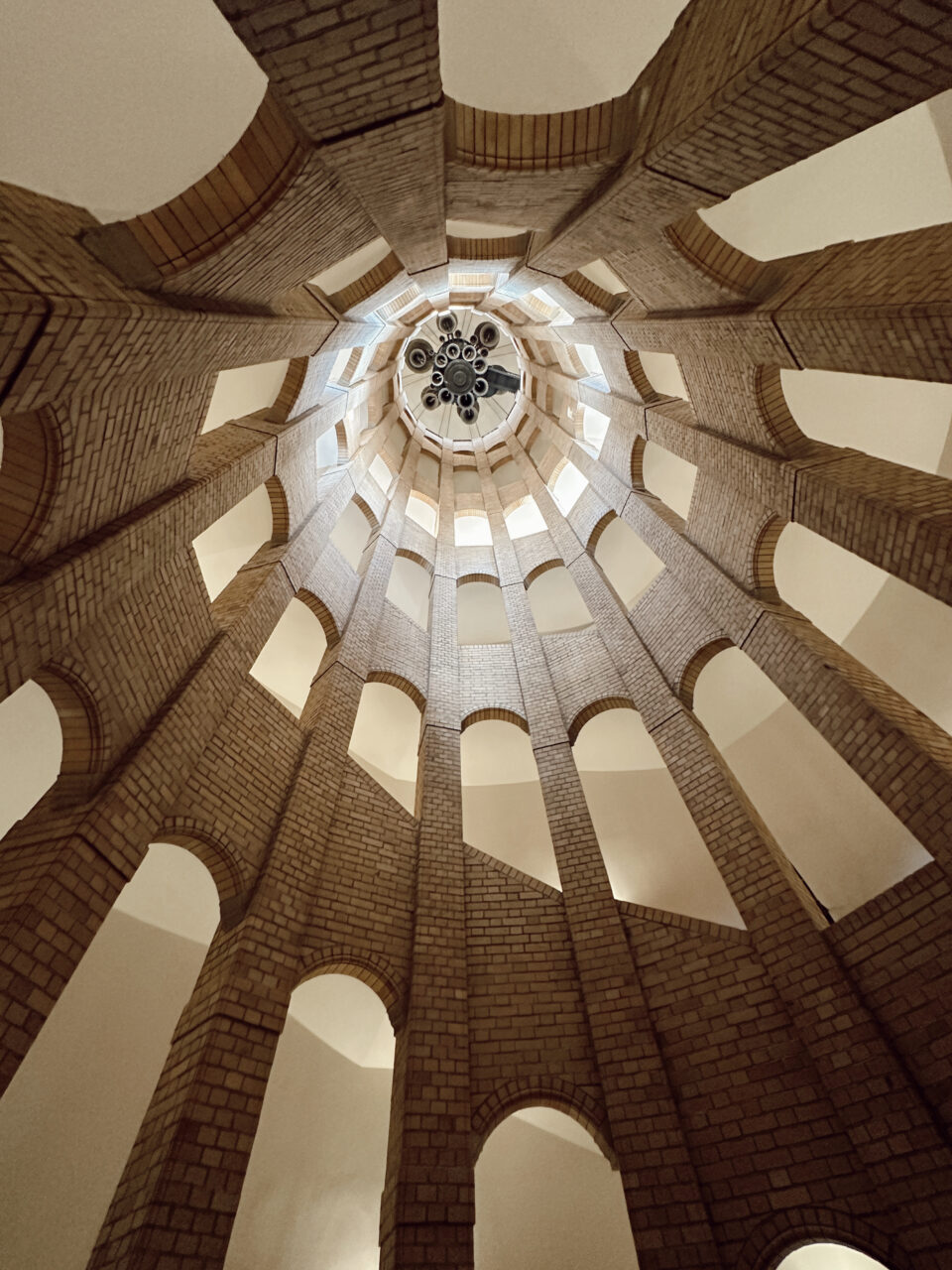Katedral innvendig tatt nedenfra og opp i tårnet. Foto