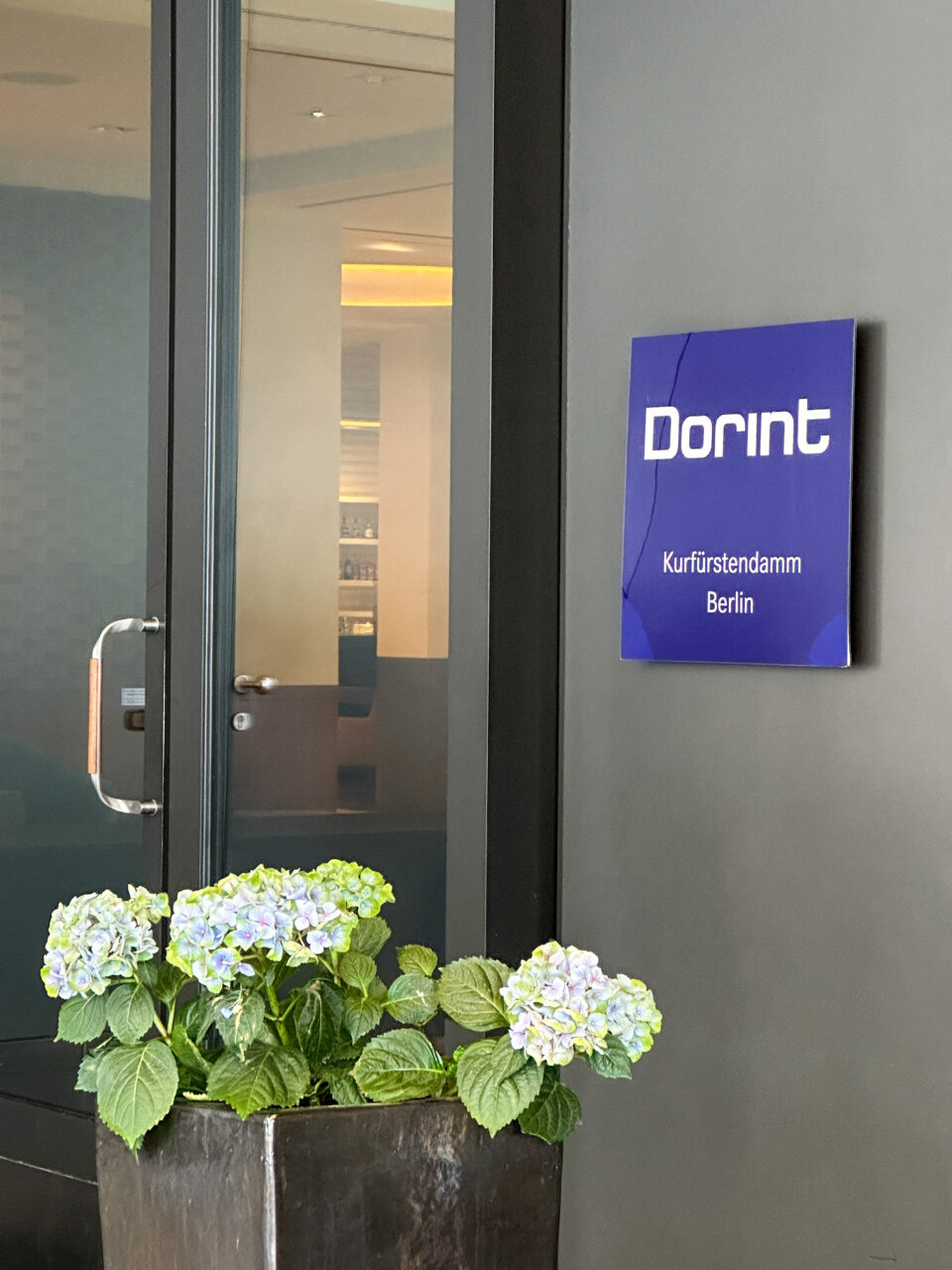 Inngangspartiet til et hotell med et skilt der det står "Dorint Kurfürstendamm Berlin". Foto