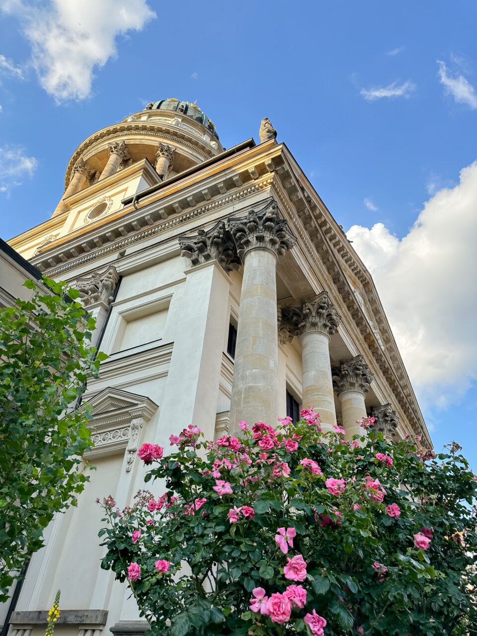 En katedral sett nedenfra og opp. Foto