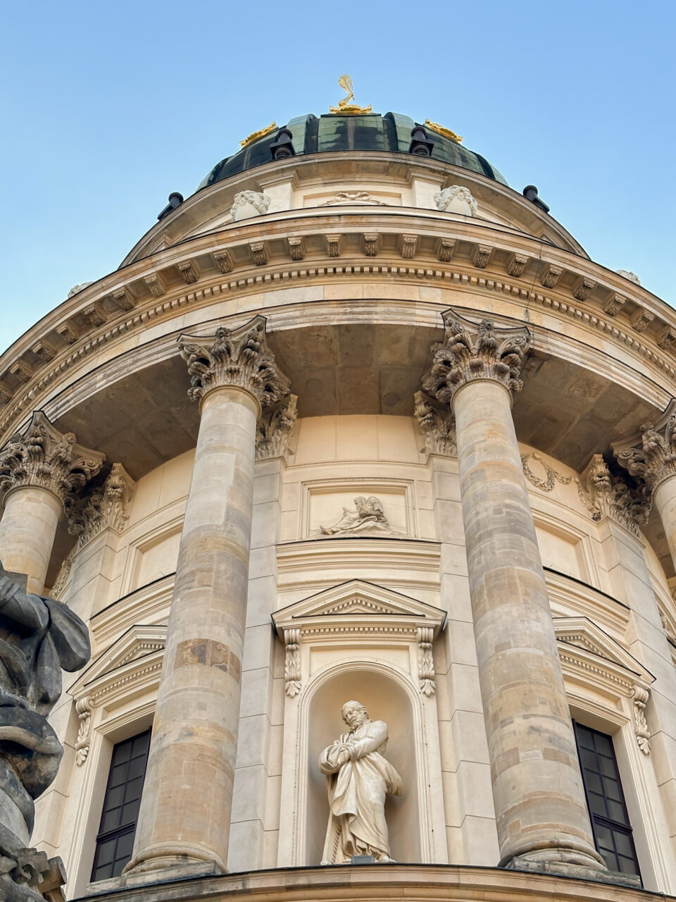 En søylekatedral med statuer og utskjæringer. Foto