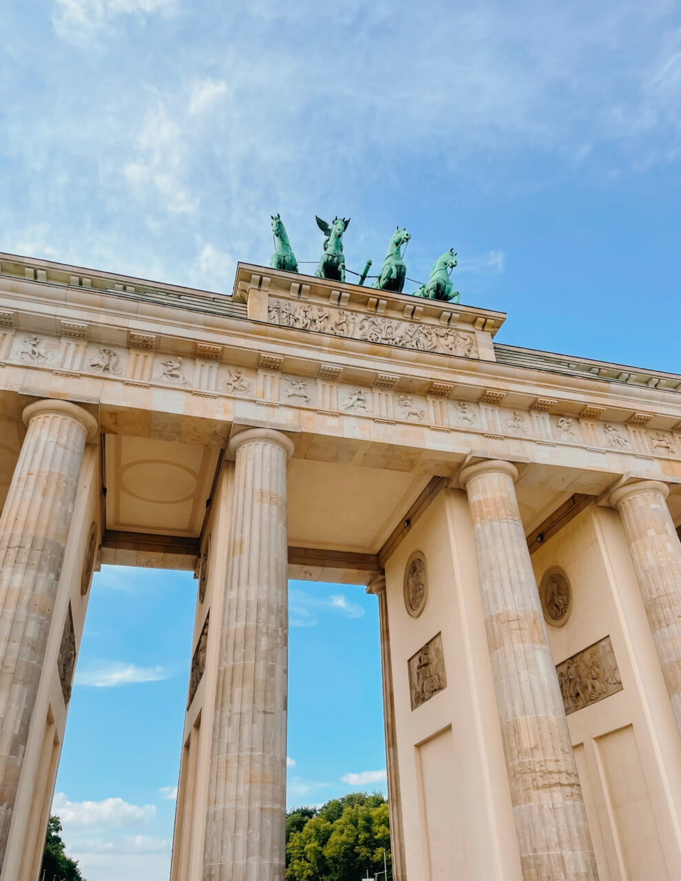 Brandenburger Tor i Berlin. Et bygg med søyler og fire hester på toppen. Foto