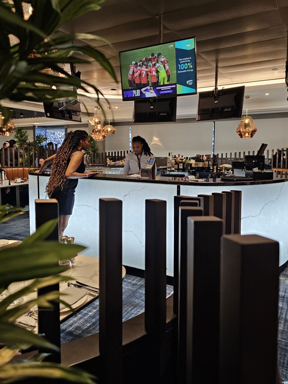 Bar og spiseområde i premium-område på fotballstadion. Foto