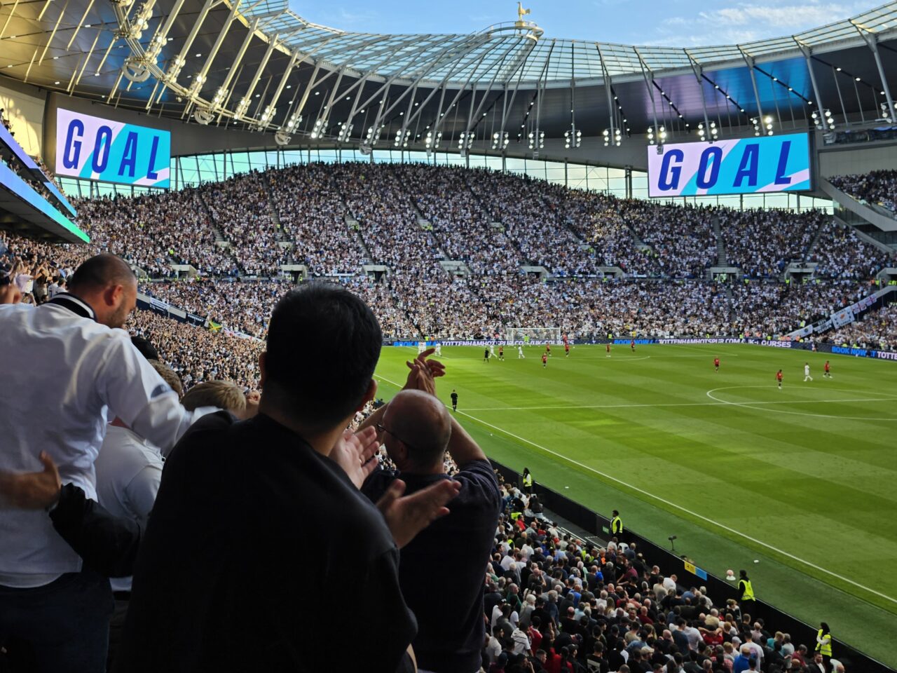 Supportere jubler på stadion etter mål. Foto