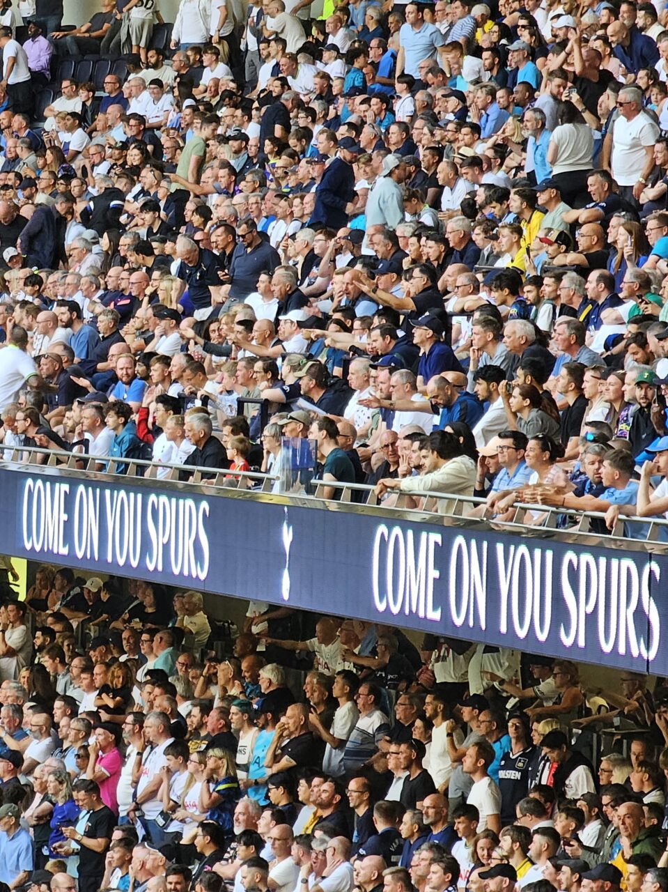 Engasjerte mennesker på fotballstadion. Foto