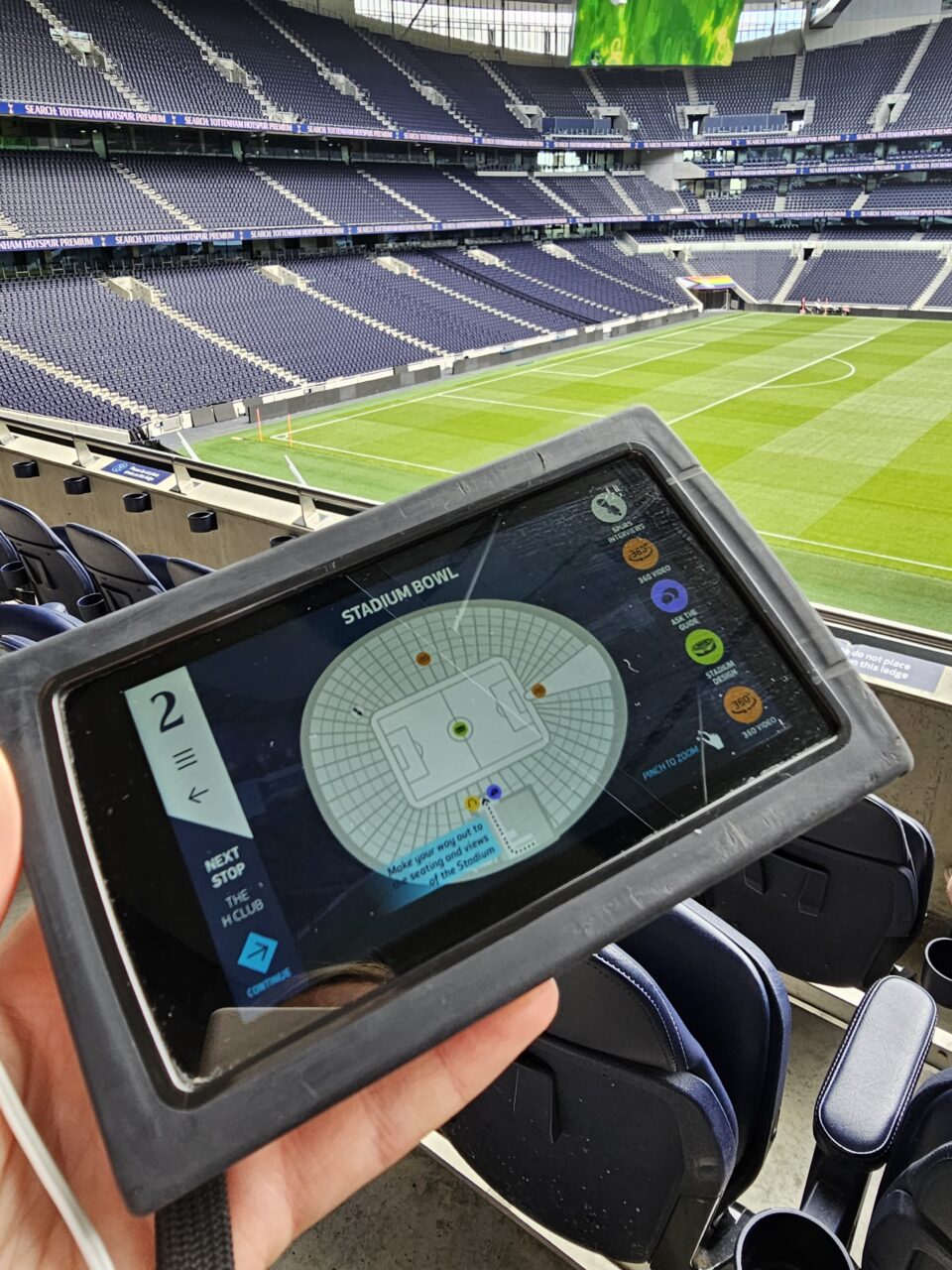 Liten skjerm med informasjon om stadion. Foto