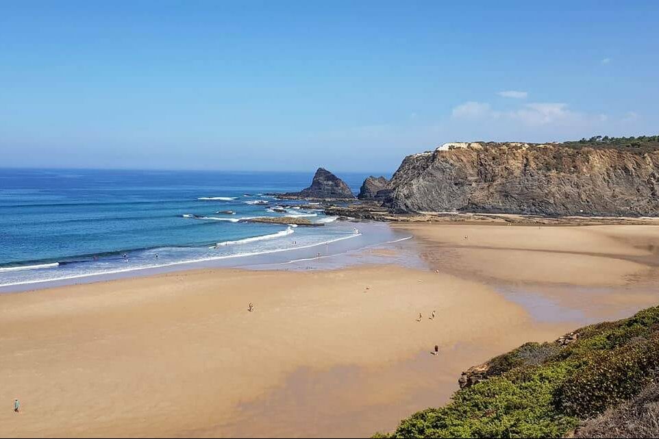 Stor sandstrand på Algarvekysten i Portugal. Foto