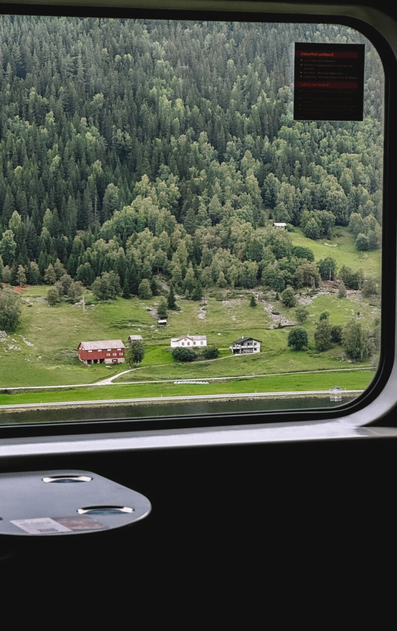 Bilde tatt ut et togvindu. Foto