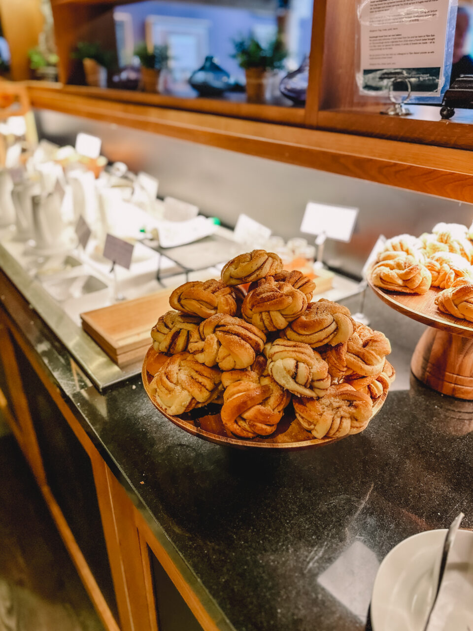 Kanelboller stablet oppå hverandre på et fat. Foto