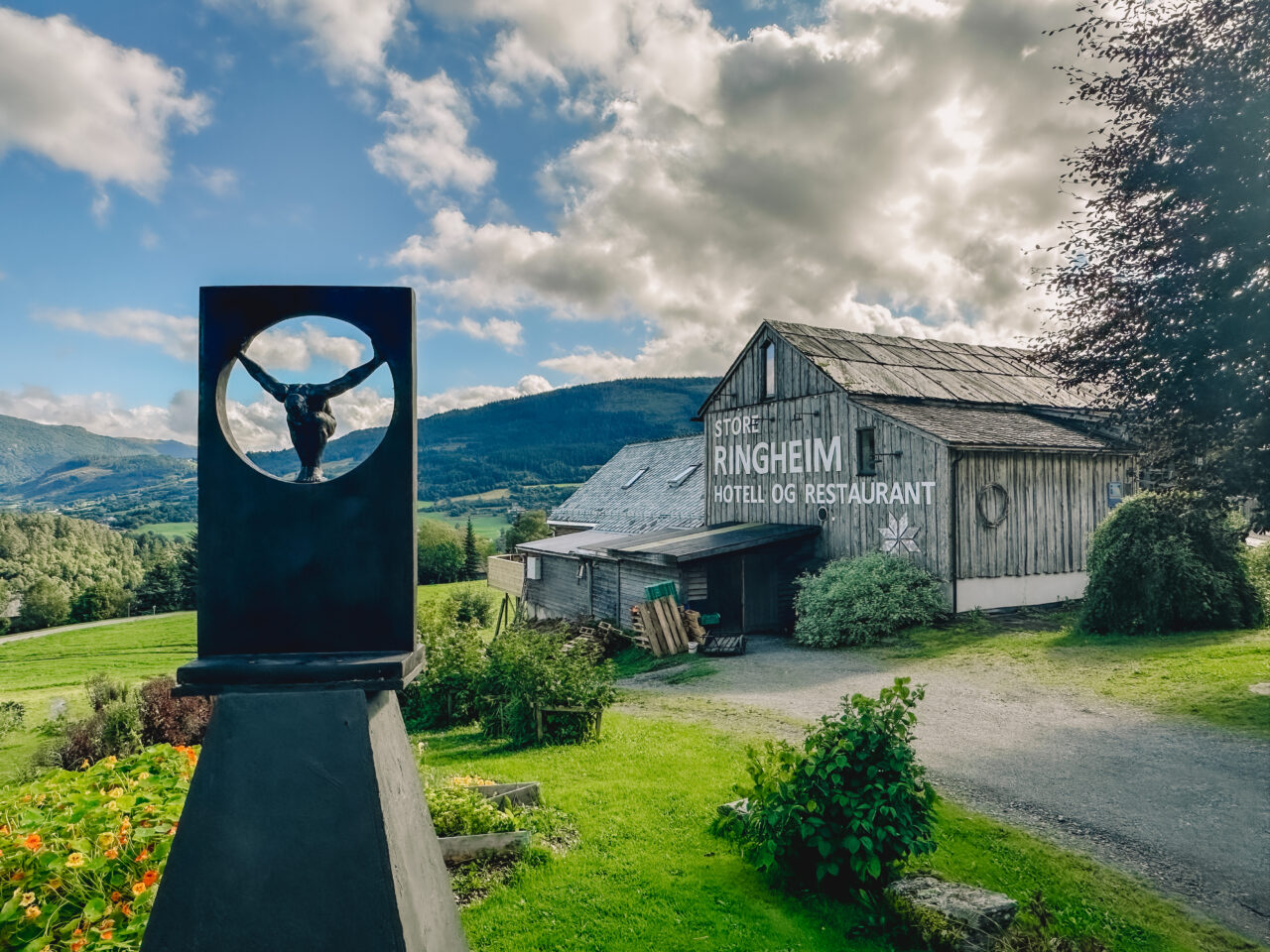 Store Ringheim - En gård i grønne omgivelser. Foto