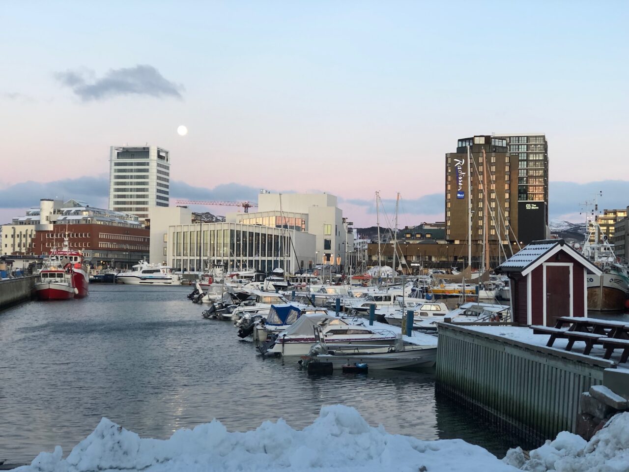 Bilde av en havn i vakkert rosa og blått lys. Foto