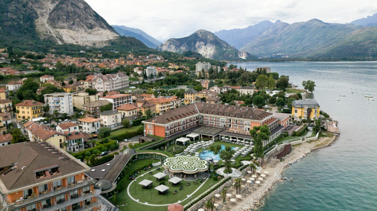 Hotell beliggende ved vannet sett fra drone. Foto