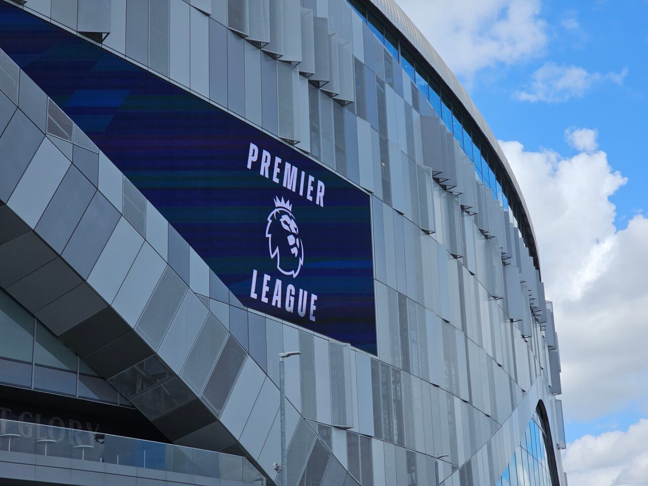 Premier League logo på siden av fotballstadio. Foto